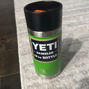 NWT Yeti rambler 12oz with hotshot cap